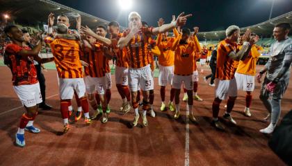 Jugadores del Galatasaray celebrando la victoria en la final de la Supercopa de Turquía después de que los jugadores del Fenerbahce abandonaran el campo, el 7 de abril de 2024.