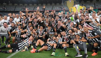 Integrantes del Atlético Mineiro celebran el triunfo del domingo 7 de abril, en la final del Campeonato Paulista entre los equipos Cruzeiro y Atlético Mineiro.