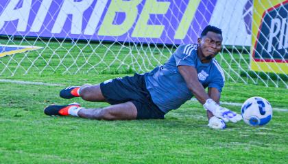 El arquero Pedro Ortiz entrena previo al partido entre Técnico Universitario y Emelec, el domingo 7 de abril, por la Fecha 7 de la LigaPro 2024.