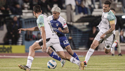 John Arteaga, de Imbabura, maneja una pelota en el partido ante Macará, en Ibarra, el 8 de abril de 2024.