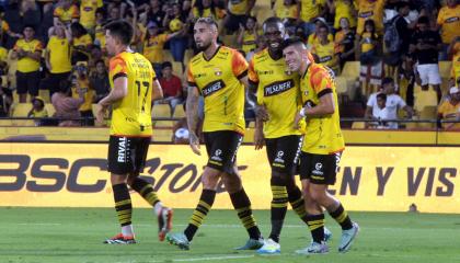 Los jugadores de Barcelona SC festejan un gol ante Deportivo Cuenca el sábado 6 de abril de 2024.