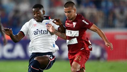 El delantero de Nacional Gonzalo Carneiro y el mediocampista de Always Ready Robson Matheus disputan un balón durante el partido de la Copa Libertadores, el 14 de marzo de 2024.