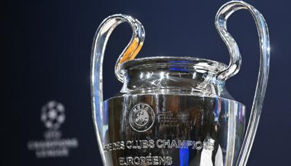 El trofeo de la Champions League se exhibe antes del sorteo de cuartos de final y semifinales del torneo, el 15 de marzo de 2024.