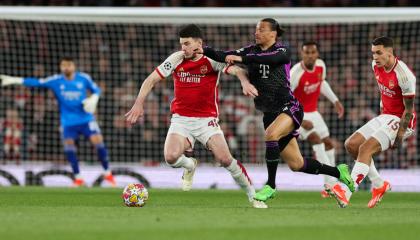 El centrocampista inglés del Arsenal Declan Rice disputa un balóncon el alemán del Bayern Munich Leroy Sane durante el partido de ida de los cuartos de final de la Chamoions, el 9 de abril de 2024.