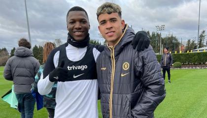 Moisés Caicedo y Kendry Páez en un entrenamiento con el Chelsea, diciembre de 2023.