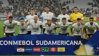 Los jugadores de Corinthians posan para una foto antes de enfrentar a Nacional de Paraguay, el 9 de abril de 2024.