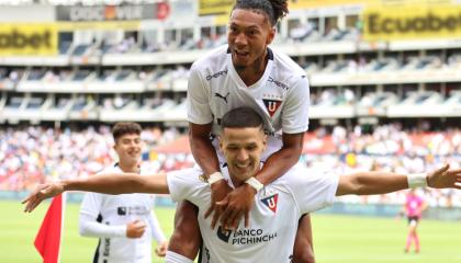 Los jugadores de Liga de Quito, José Quintero y Alex Arce, festejan un gol en el estadio Rodrigo Paz Delgado el 16 de marzo de 2024.