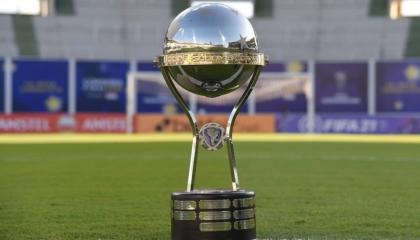 Imagen del trofeo de la Copa Sudamericana. 