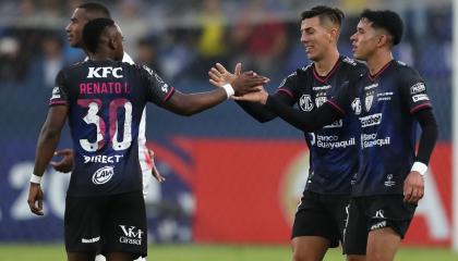 Los jugadores de Independiente del Valle celebran el gol de Michael Hoyos, ante San Lorenzo de Almagro, por la Copa Libertadores, el 10 de abril de 2024. 