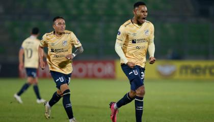 Ismael Díaz festeja su gol en el partido de U. Católica ante Unión La Calera por Sudamericana, el 10 de abril de 2024.