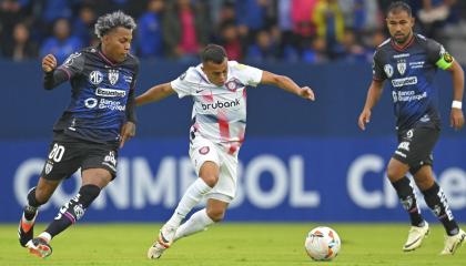 Nahuel Barrios domina una pelota ante la marca de Joao Ortiz, en el partido entre Independiente del Valle y San Lorenzo de Almagro por la Copa Libertadores, el 10 de abril de 2024. 