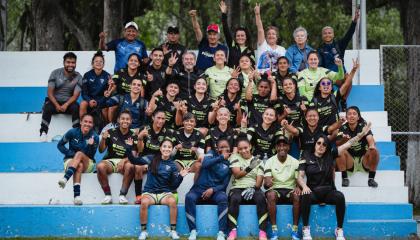 Las jugadoras de Guerreras Albas junto a Isaac Álvarez, presidente del club, el 9 de marzo de 2024.