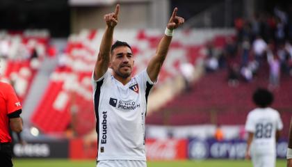 Lisandro Alzugaray festeja su gol, en el partido de Liga de Quito ante Botafogo por Libertadores, el 11 de abril de 2024.