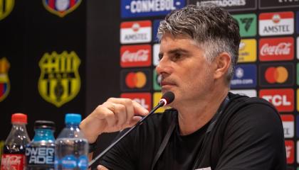 El director técnico de Barcelona SC, Diego López, en conferencia de prensa tras el partido por Copa Libertadores ante Talleres, el 10 de abril de 2024.