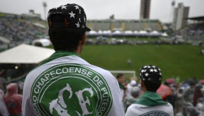 La gente espera la llegada del cortejo fúnebre de los jugadores del equipo de fútbol brasileño Chapecoense Real fallecidos en un accidente aéreo en las montañas colombianas, en diciembre de 2016.