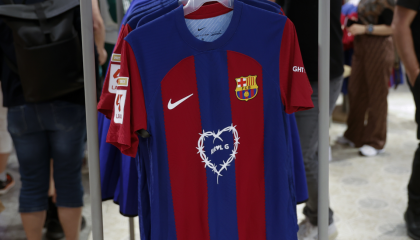 Imagen de la camiseta del FC Barcelona con el logo de la cantante Karol G.