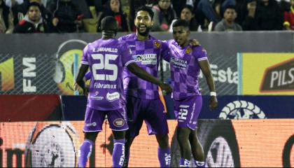 Jugadores de Aucas celebrando su gol ante Deportivo Cuenca, 12 de abril de 2024.