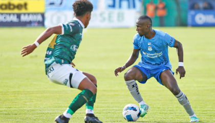 Un jugador de Macará maneja una pelota ante Orense, en el estadio Bellavista, el 13 de abril de 2024.