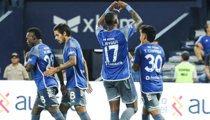 Los jugadores de Emelec festejan un gol ante Cumbayá, en el Capwell, el 13 de abril de 2024.