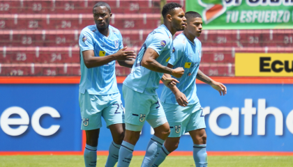 Los jugadores de Católica celebran un gol en el estadio Rodrigo Paz Delgado, el 14 de abril de 2024.