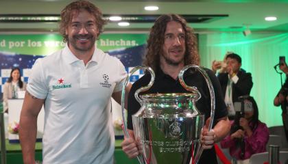 Diego Lugano y Carles Puyol, con el trofeo de la Champions League, en Quito, el 13 de abril de 2024.