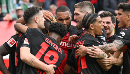 Los jugadores del Bayer Leverkusen festejan un gol en la Bundesliga, el 14 de abril de 2024. 