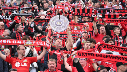 Hinchas del Bayer Leverkusen en el estadio BayArena en Alemania, el 14 de abril de 2024.