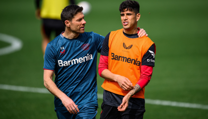 Xabi Alonso y Piero Hincapié conversan en un entrenamiento del Bayer Leverkusen, el 13 de abril de 2024.