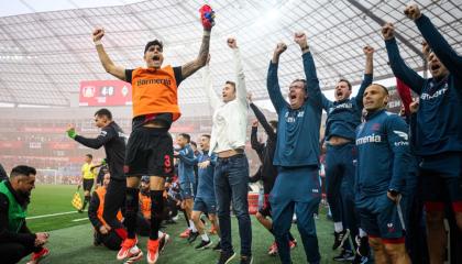 Piero Hincapié festejando en la cancha el campeonato en la Bundesliga, 14 de abril de 2024.