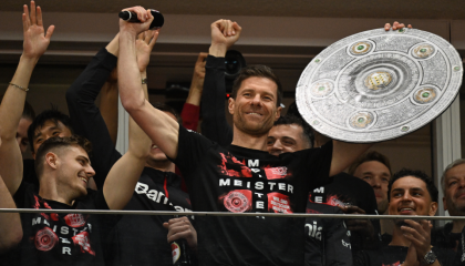 Xabi Alonso, DT del Bayer Leverkusen, sostiene el trofeo de la Bundesliga el 14 de abril de 2024