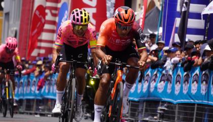 Jhonatan Narváez y Richard Carapaz, en el Campeonato Nacional de Ciclismo, el 3 de febrero de 2024.