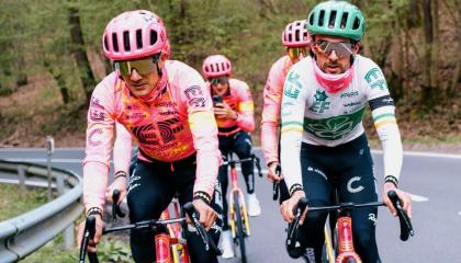 Richard Carapaz, durante un entrenamiento con su equipo, el EF Education - EasyPost, el 15 de abril de 2024.