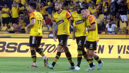 Jugadores de Barcelona, durante un partido en el estadio Banco Pichincha, el 6 de abril de 2024.