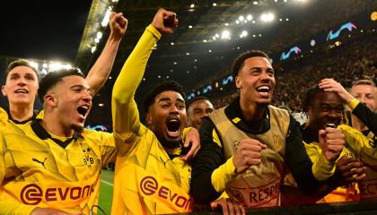 Jugadores del Borussia Dortmund celebrando gol, 16 de abril de 2024.