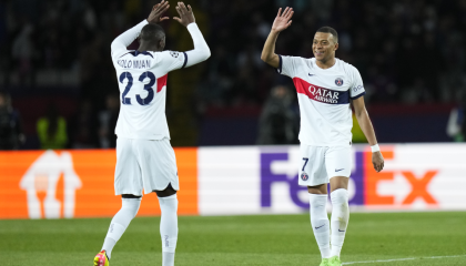 Los jugadores del PSG festejan un gol en Barcelona, por la Champions League, el 16 de abril de 2024.