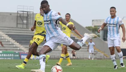 Jugadores de Guayaquil City y Vargas Torres en un partido, 3 e abril de 2024.