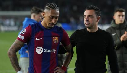 El delantero brasileño del FC Barcelona, Raphinha y el técnico blaugrana, Xavi Hernández, tras la derrota ante el PSG por los cuartos de final de Champions League.