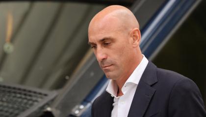 El expresidente de la federación española de fútbol, Luis Rubiales, abandona la Audiencia Nacional de Madrid el 15 de septiembre de 2023.