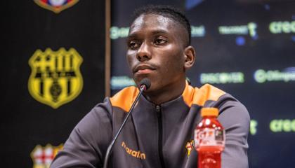 Allen Obando en la rueda de prensa de Barcelona SC, 17 de abril de 2024.