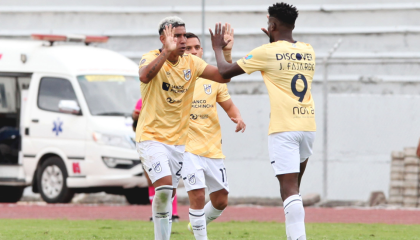 Los jugadores de Universidad Católica celebran un gol en Ibarra, el 18 de abril de 2024.