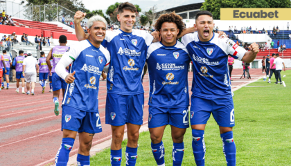 Los jugadores de Imbabura festejan un gol ante Católica en Ibarra, el 18 de abril de 2024.