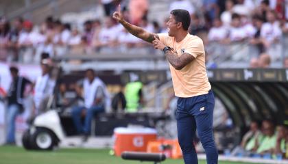 El entrenador Thiago Carpini, dirige un partido de Sao Paulo ante ante Palmeiras, en la final de la Supercopa de Brasil, el 4 de abril de 2024.