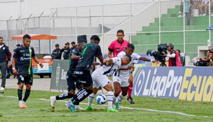 Jugadores de Orense y Liga de Quito en el partido de la Fecha 9 de la LigaPro, 19 de abril de 2024.