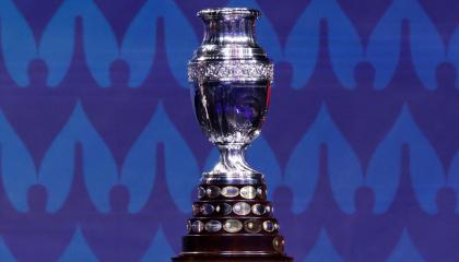 El trofeo de la Copa América se exhibe durante el sorteo oficial del torneo en el James L. Knight Center, el 7 de diciembre de 2023, en Miami.