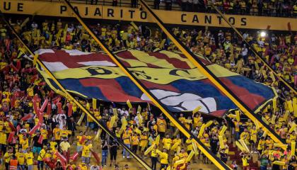 Hinchas de Barcelona SC durante un partido en el estadio Monumental Banco Pichincha.