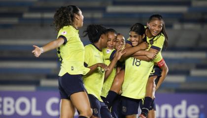 Jugadoras de la selección de Ecuador celebrando su gol ante Uruguay, 19 de abril de 2024.