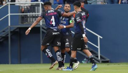 Jugadores de Independiente del Valle celebrando su gol ante San Lorenzo, 10 de abril de 2024.