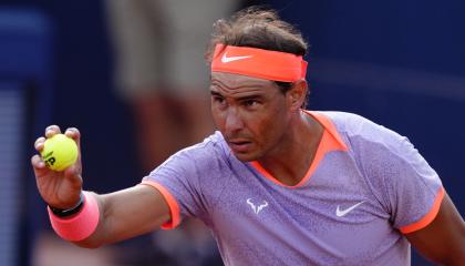 El español Rafael Nadal muestra el balón al italiano Flavio Cobolli durante el ATP de Barcelona, ​​el 16 de abril de 2024.