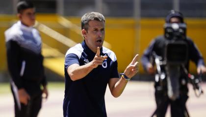 Igor Oca, técnico de Universidad Católica, dirige el partido ante Técnico Universitario, el 5 de agosto 2023. 