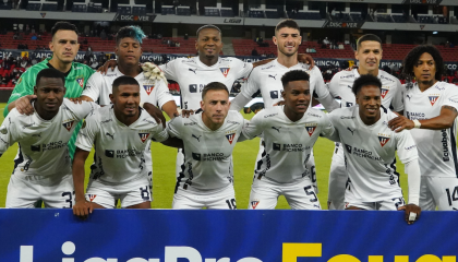 Los jugadores de Liga de Quito posan para una foto el lunes 15 abril, en el Rodrigo Paz Delgado.